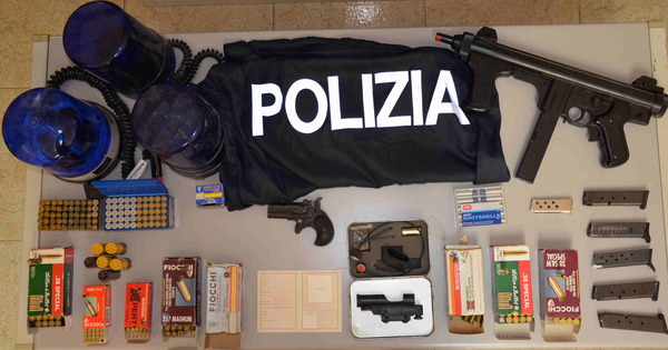 RINVENUTI MUNIZIONI, ARMI, DOCUMENTI IN BIANCO, LAMPEGGIANTI DELLA POLIZIA