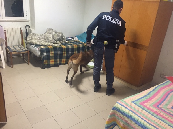 LA POLIZIA DI STATO EFFETTUA PERQUISIZIONI IN DUE CENTRI DI ASSISTENZA STRAORDINARIA
