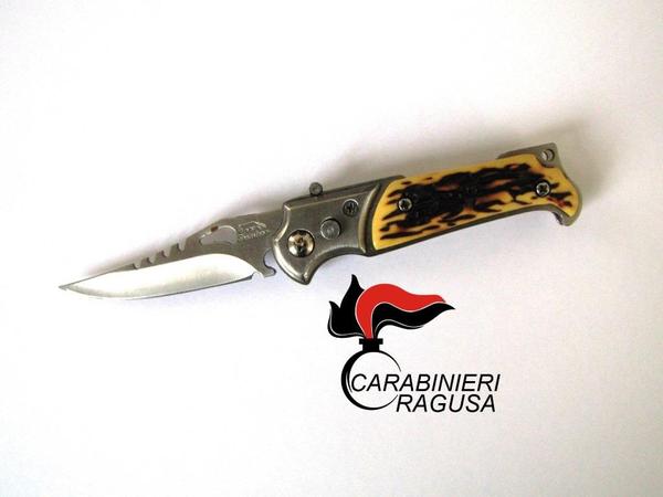 VA IN TRIBUNALE CON UN COLTELLO