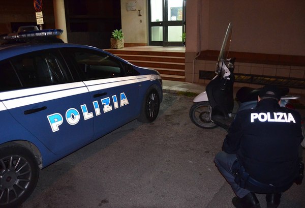 RUBANO LO SCOOTER DI UN RAGAZZINO MA VENGONO INTERCETTATI E BLOCCATI DALLA POLIZIA