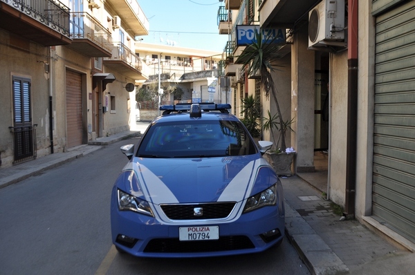 LA POLIZIA DI STATO DENUNCIA UNA DONNA CHE “HA VISSUTO PIU’ VOLTE”