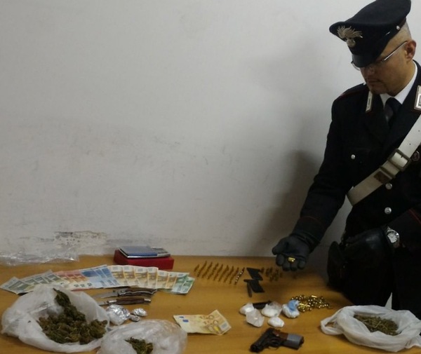 PACHINO (SR): MINACCIA LA MOGLIE E TENTA DI SFONDARLE LA PORTA DI CASA