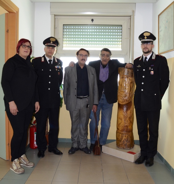 IL MAESTRO ALFIO NICOLOSI DONA UNA SCULTURA LIGNEA