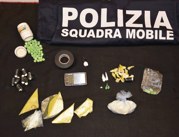 LA POLIZIA DI STATO ARRESTA COPPIA DI FIDANZATI MENTRE ENTRAVA IN UN LOCALE DEL LUNGOMARE DI MARINA DI RAGUSA