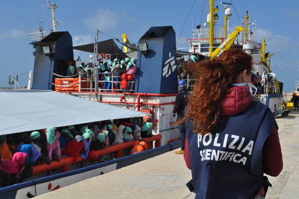 LA POLIZIA FERMA SCAFISTA TUNISINO PER LO SBARCO DI 308 MIGRANTI, QUASI TUTTI ERITREI, MOLTI DEI QUALI MINORI NON ACCOMPAGNATI