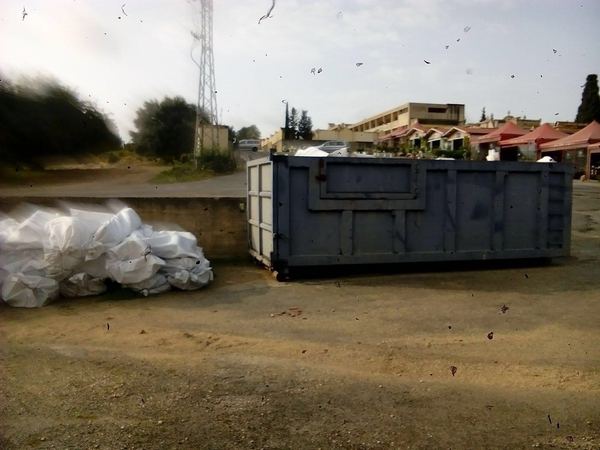 “BARE DISMESSE <<PARCHEGGIATE>> ALL’INGRESSO DEL CIMITERO”