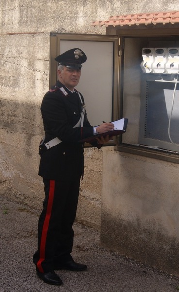 PALAZZOLO ACREIDE (SR). MANOMETTE IL CONTATORE DELL’ENERGIA ELETTRICA