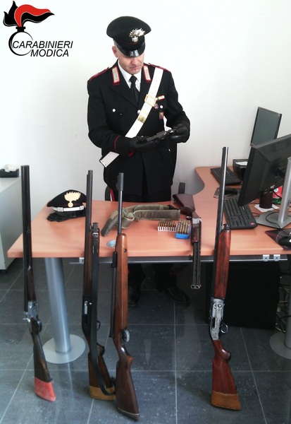 SCICLI (RG): MINACCIA LA EX CON LA PISTOLA, GUARDIA GIURATA DENUNCIATA DAI CARABINIERI.