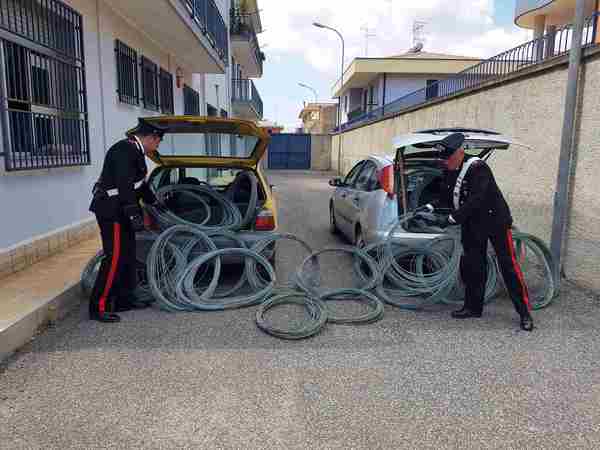 SIRACUSA.  SORPRESI A RUBARE CAVI ELETTRICI IN APERTA CAMPAGNA