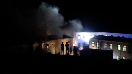 INCENDIO AL CENTRO DI PRIMA ACCOGLIENZA A LAMPEDUSA