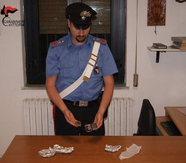 VITTORIA. VENDE DROGA A MINORI IN PIENO CENTRO