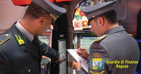 GUARDIA DI FINANZA: SEQUESTRATI A SCICLI 4 APPARECCHI DA GIOCO ILLEGALI