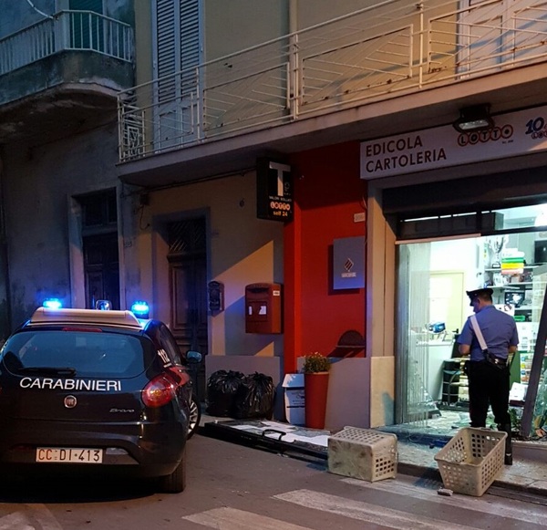 PACHINO (SR): FURTO CON SPACCATA AI DANNI DI UNA TABACCHERIA