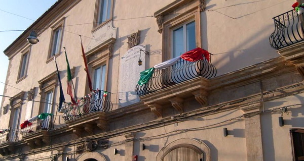 Santa Croce: Consiglio comunale approva bilancio. Soddisfatto sindaco Barone che sfida le forze politiche in aula