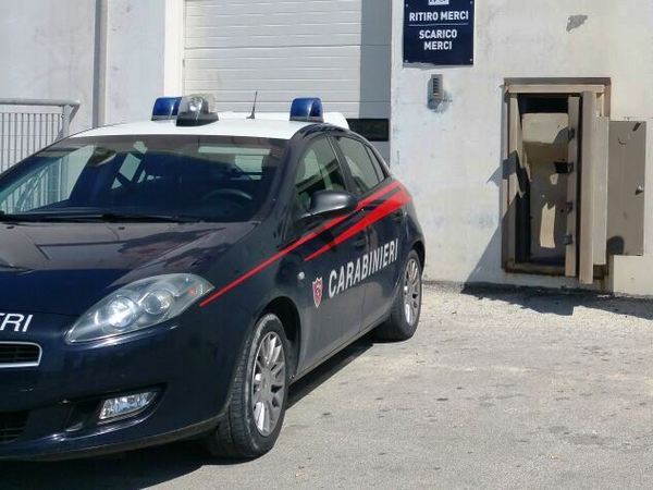 CARABINIERI SVENTANO FURTO DI AUTO IN UNA CONCESSIONARIA