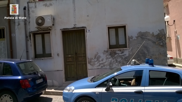 LA POLIZIA DI COMISO INDIVIDUA UNA CASA DI PROSTITUZIONE AL CENTRO DELLA CITTA’