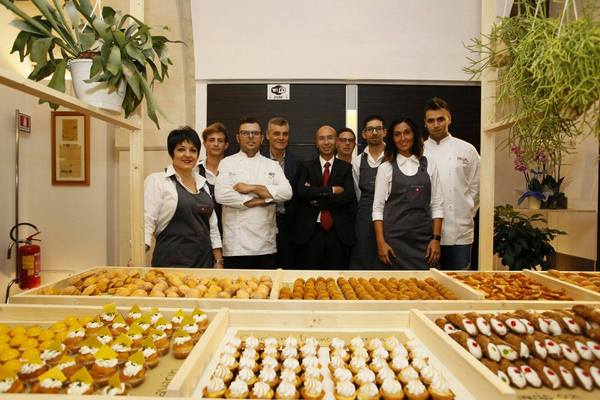 RIAPERTA LA PASTICCERIA DI PASQUALE. NUOVA GESTIONE CON JOBBING CENTRE MA RESTA IL SIGNOR ENZO