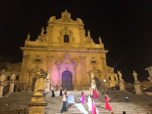 SPOSA BAROCCA A MODICA, PRIMA SERATA IN CHIAROSCURO