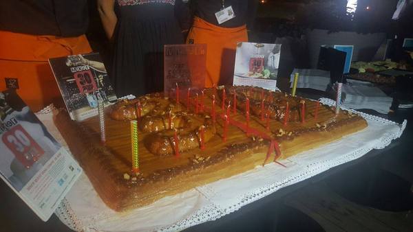 UNA GRANDE TORTA FIASCONARO  PER I 30 ANNI DELLA RIVISTA MIXER