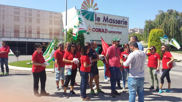 “PERSONE OLTRE LE COSE”, IN PROTESTA A RAGUSA E VITTORIA I LAVORATORI LICENZIATI DAI SUPERMERCATI AFFILIATI CONAD