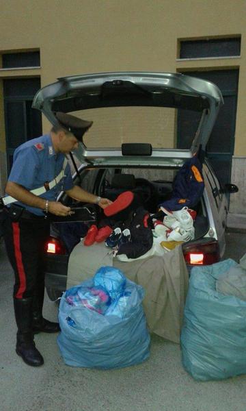 NOTO (SR):    TROVATO IN POSSESSO DI SCARPE E VESTITI CONTRAFFATTI, TENTA DI ELUDERE IL CONTROLLO