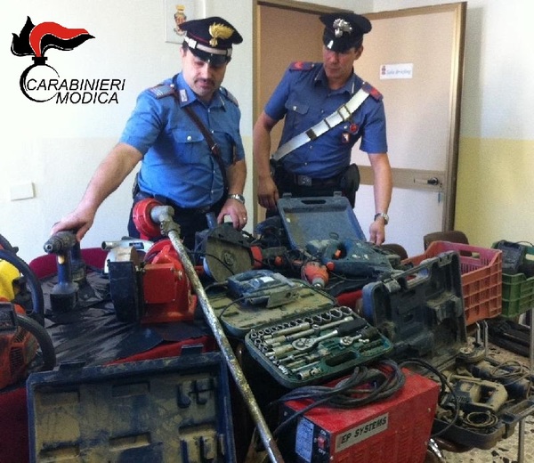 OPERAZIONE DEI CARABINIERI – SCOVATA ABITAZIONE PIENA DI REFURTIVA, DUE STRANIERI DENUNCIATI PER RICETTAZIONE
