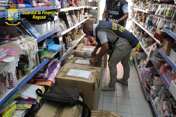 GUARDIA DI FINANZA: SEQUESTRATI A POZZALLO OLTRE 123.000 ARTICOLI
