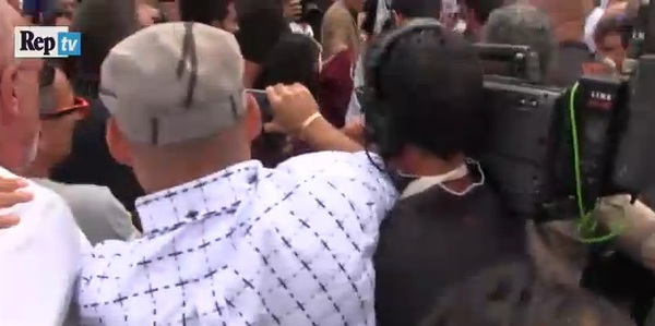 VIDEO – SPUTI A 5 STELLE, INSULTATI E AGGREDITI ALCUNI GIORNALISTI PRESENTI A PALERMO PER ITALIA A 5 STELLE