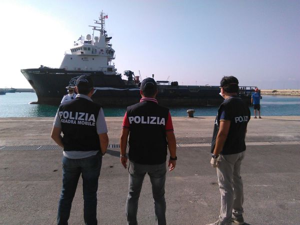 LA POLIZIA FERMA ALTRI 4 SCAFISTI, UNO È MINORENNE