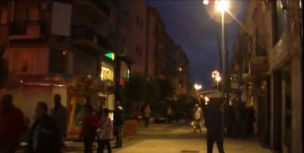 VIA ROMA AL BUIO: NEGOZI E VETRINE SPENTI PER PROTESTA