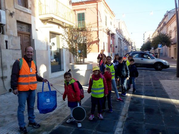 RITORNA PER IL QUARTO ANNO CONSECUTIVO L’INIZIATIVA “PEDIBUS”, BIMBI A SCUOLA ACCOMPAGNATI A PIEDI