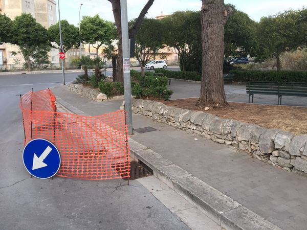DA QUASI 5 MESI INSTALLATA UNA TRANSENNA NEI PRESSI DELLA PIAZZETTA DI VIA TORRICELLI CHE CREA PROBLEMI AGLI AUTOMOBILISTI E AI MOTOCICLISTI IN TRANSITO