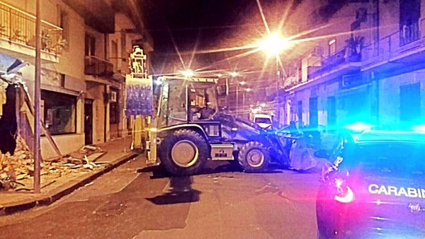 Evade per festeggiare il Natale dal nonno: arrestato a Ragusa capo banda delle spaccate