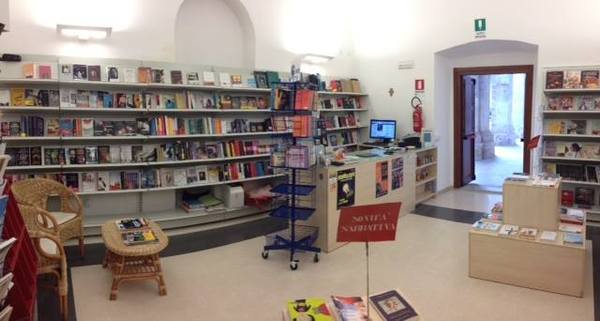 CHIOSTRO DELLE GRAZIE, L’INTERVENTO DEI VERTICI DELLA LIBRERIA BIXIOSESSANTAQUATTRO
