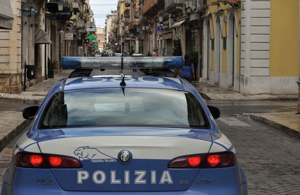 In giro per Vittoria con un coltello e una mazza: denunciate due persone