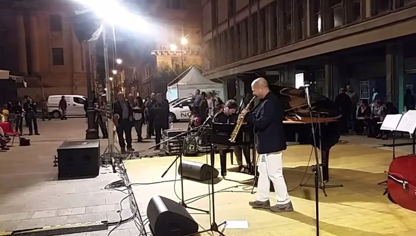 VIDEO – JAZZ IN CENTRO STORICO A RAGUSA E A SORPRESA ARRIVA ANCHE FRANCESCO CAFISO