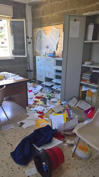 A VITTORIA RUBATO (E RITROVATO) SCUOLABUS PER DISABILI. UFFICI COMUNALI DISTRUTTI