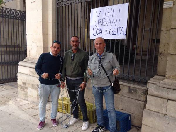 TRE VIGILI URBANI A TEMPO DETERMINATO IN CATENE DINNANZI AL COMUNE DI RAGUSA