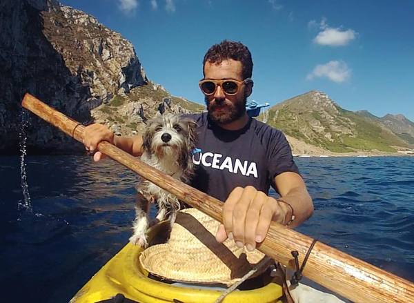VIDEO – VIAGGIA IN CANOA LUNGO LE ROTTE DEL MEDITERRANEO. UNICO COMPAGNO DI VIAGGIO, UN RANDAGIO