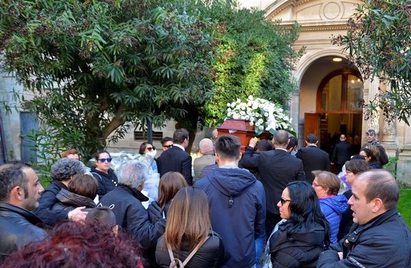 STRACOLMA LA CATTEDRALE DI RAGUSA PER I FUNERALI DI PAMELA CANZONIERI