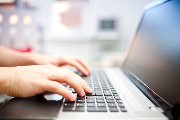 Indagini in corso dopo che è stato rubato il computer della consigliera Castello in Municipio