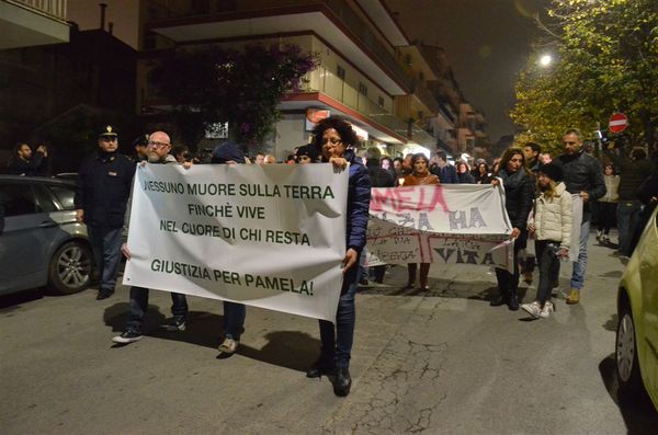 FOTO – LA FIACCOLATA PER PAMELA CANZONIERI A RAGUSA