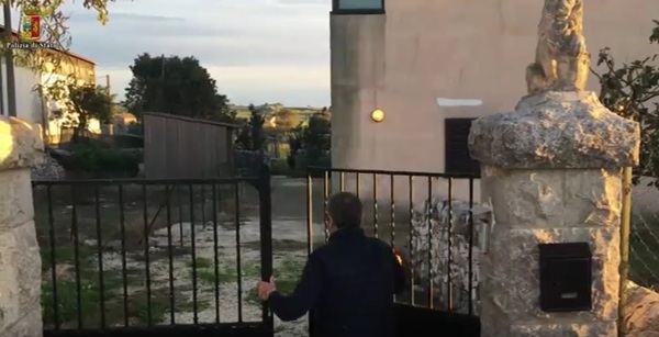 VIDEO – UNA CASA DI CAMPAGNA TRASFORMATA IN CASA A LUCI ROSSE. INTERVENTO DELLA POLIZIA