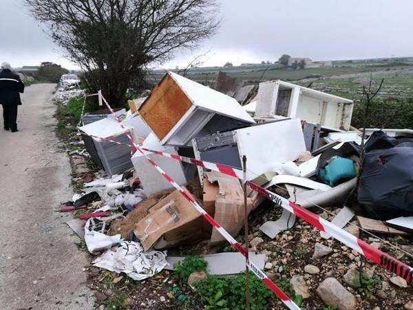 SEQUESTRO A MODICA DI UNA DISCARICA ABUSIVA DI RIFIUTI SPECIALI PERICOLOSI