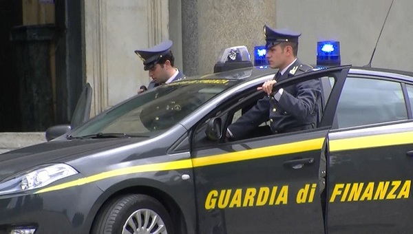 Finanzieri bloccano corriere della droga. Era in transito con mezzo kg di cocaina a Messina
