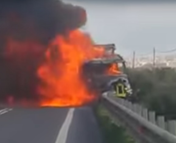 INCIDENTE MORTALE SULLA RAGUSA – CATANIA. UOMO MORTO CARBONIZZATO, I SOCCORRITORI: IMPOSSIBILE SALVARLO