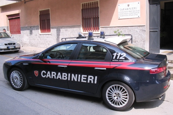 SIRACUSA. SORPRESO A SPACCIARE, VEDE I CARABINIERI E SCAPPA