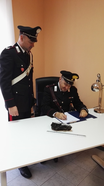 SIRACUSA. MINACCIA I PASSANTI CON UNA PIETRA