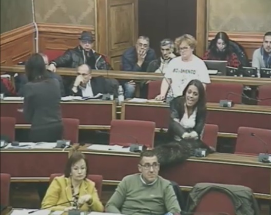 VARIAZIONI DI BILANCIO APPROVATE ALL’ALBA. IN AULA ARRIVA LA POLIZIA, LITI E IL “VAFFA” DELLA NICITA