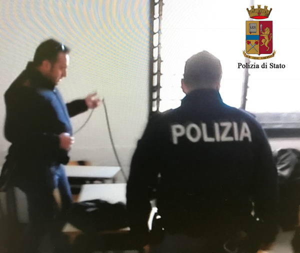 VIDEO – LA POLIZIA DI STATO HA EFFETTUATO NUOVI CONTROLLI ANTIDROGA PRESSO GLI ISTITUTI SCOLASTICI DI RAGUSA CON L’AUSILIO DELLE UNITÀ CINOFILE.